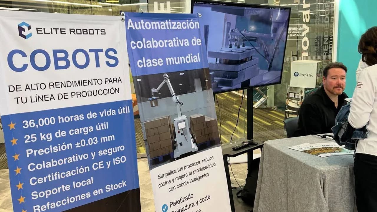 Stand de Innobot con cobots Elite Robots en un evento industrial