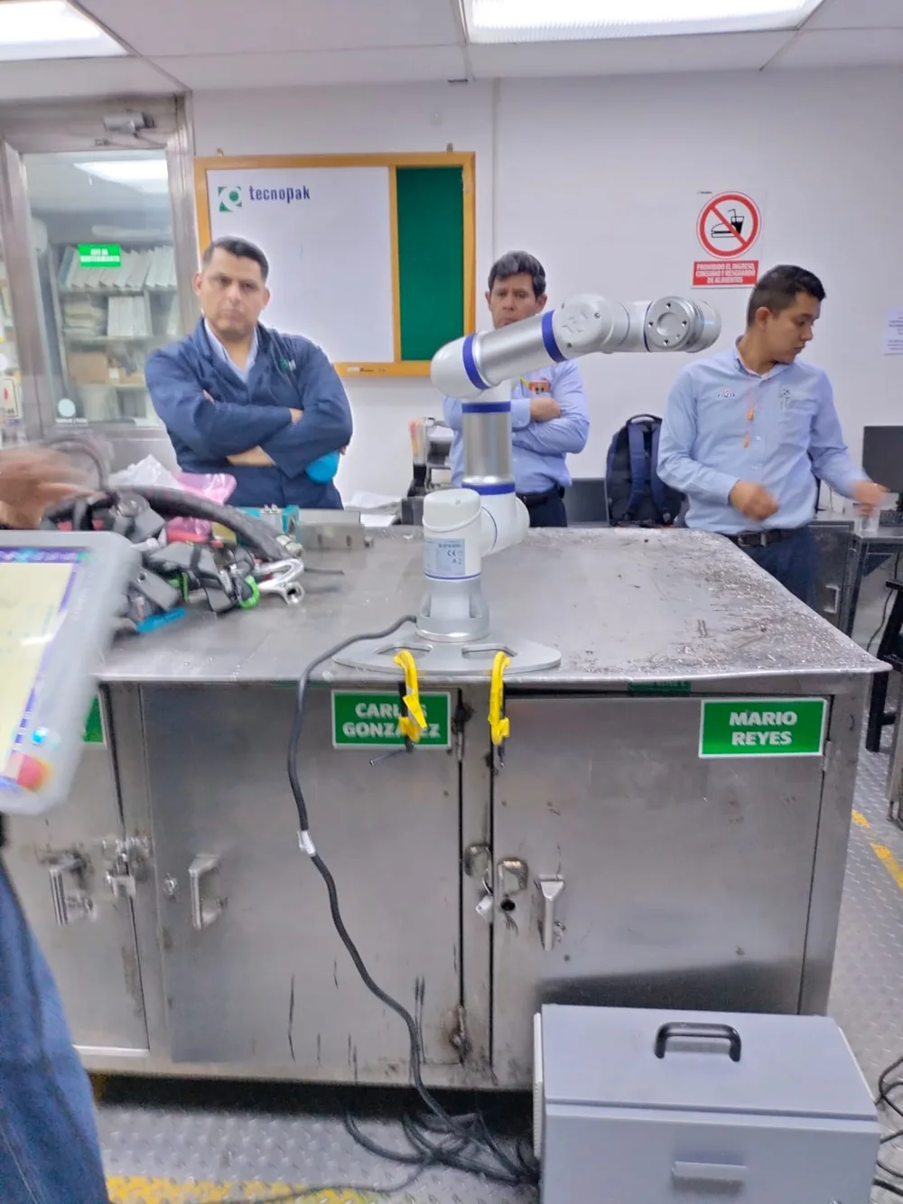 Los operadores de la línea frente a su celda