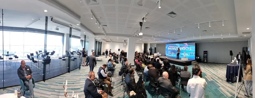 Sala llena en la presentación de cobots